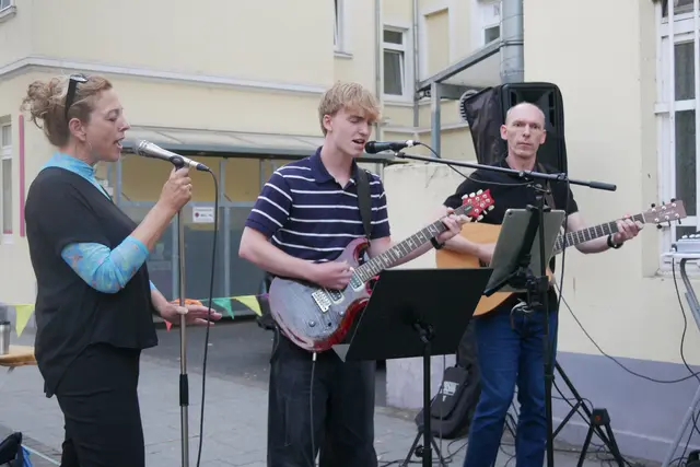 Zugabe: "Nothing Else Matters", präsentiert von Nice'n'Breezy und Nachwuchsmusiker Jonathan Landsch beim RheinKlang 669 Wohnzimmerkonzert im Spatzengarten von Mines Spatzentreff.  | Foto: Anita Brandtstäter