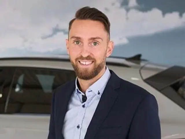 Verkaufsberater Jean-David Dernen ist überzeugt: Die Zukunft der Mobilität ist elektrisch und sie beginnt nicht erst morgen, sondern schon heute. | Foto: Autohaus Kempen