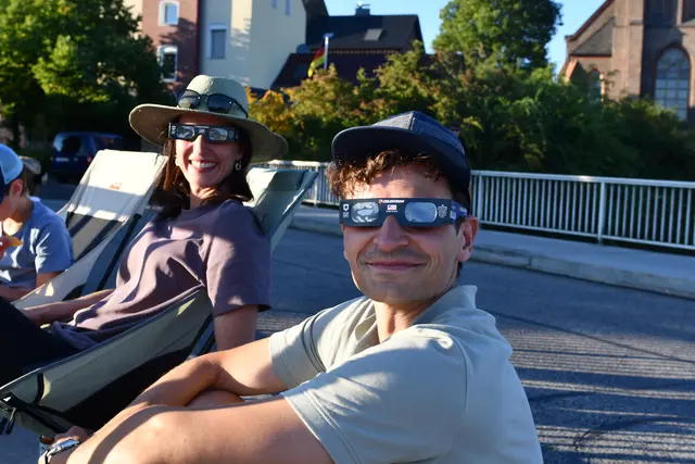 Leonie Kaiser und Oleg Deutschmann bestaunten das Himmelspektakel auf der Kierberger Brücke. | Foto: Foto Brodüffel 