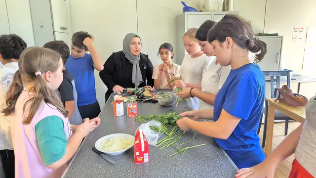 Kochen, lernen, gemeinsam essen: Kinder und Betreuer des Jugendhauses „Schöne Aussicht“ in Lützenkirchen bereiten eine nahrhafte Mahlzeit zu und stärken dabei Gemeinschaft und Selbstständigkeit. Foto: Gabi Knops-Feiler
