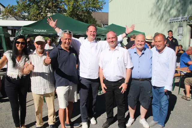 Die Vereinigung zur Erhaltung und Pflege heimatlichen Brauchtums Bergisch Gladbach lädt zum Sommerfest ein: Amina Mubeibesch, Vorstand, Gisbert Schweizer, Geschäftsführer, Udo Güldenberg, stellv. Vorsitzender, René Karla, Zugleiter, Alexander Pfister, Vorsitzender, Martin Gerstlauer, Ehrenvorsitzender, und Robert Röder, Schatzmeister (v.l.). Foto: Flick   