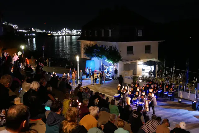 8. Wesselinger Lichter an der Rheintreppe am KD-Anleger 2025 - beim Auftritt von RheinSamba.  | Foto: Anita Brandtstäter