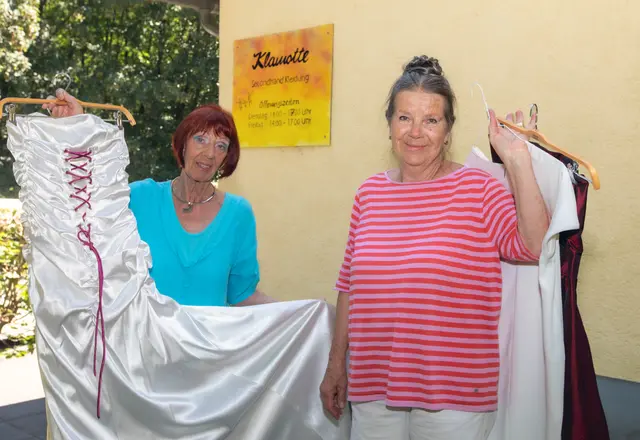 Gabi Helbing und Anni Kilian (v.l.) bieten neben Kleidern auch Haushaltswaren an. Foto: Axel König