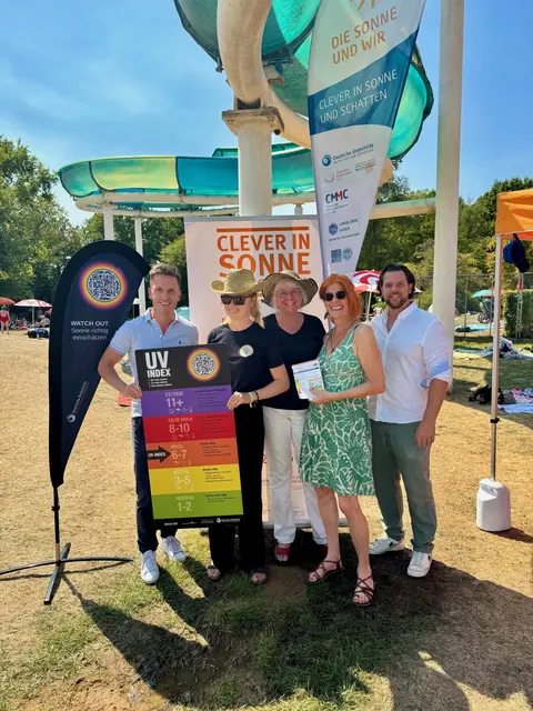 Gemeinsame Sonnenschutzaktion (v.l.): Nico v. d. Lucht (Geschäftsführung Bäder Bergisch Gladbach), Carina Jung (Projekt „Watch out“), Dr. Debora Grosskopf-Kroiher (Teamleitung „Die Sonne und Wir“), Dr. Sabine Kieth (Leiterin Gesundheitsamt Rheinisch-Bergischer Kreis) und Sebastian Jungs (Gesundheitsamt Rheinisch-Bergischer Kreis). Foto: Rheinisch-Bergischer Kreis