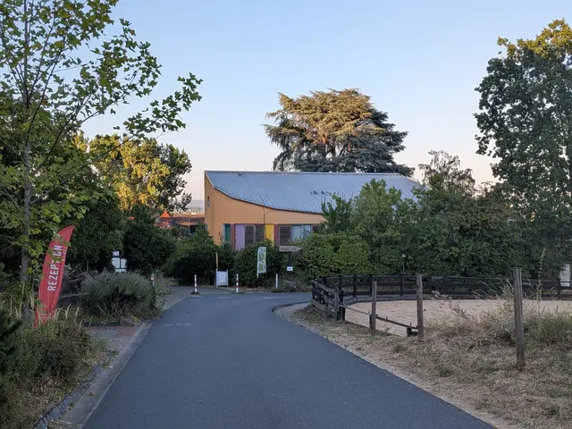 Der Johannishof ist einer der beiden Alanus-Standorte in Alfter, die durch den geplanten Umzug der Hochschule frei werden könnten. Der Verein „LAS Gemeinsam“ möchte den Campus kaufen und dort gemeinsames Arbeiten, Leben und Wohnen ermöglichen. | Foto: fes