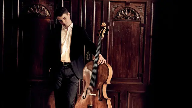 Friedrich Thiele, 1. Konzertmeister der Violoncelli in der Sächsischen Staatskapelle Dresden, präsentiert mit den Bayer Philharmoniker Elgars Cellokonzert.  | Foto: Rene Gaens