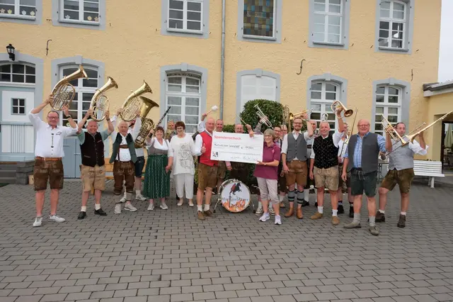 Die Martinsbläser Urfeld überreichen den Spendenscheck über 17.000 Euro: Hans-Josef Kuhl (rote Weste) mit Gertrud Wiszniewsky vom Förderkreis für krebskranke Kinder und Jugendliche Bonn e.V. und Hausherrin Ute Kader (links neben Kuhl), die ihren schönen Hof zu Verfügung gestellt hatte.


 | Foto: Wolf Lust