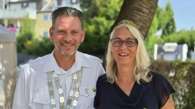 Michael Köhler lässt sich mit Lebensgefährtin Margit Koch als neuer Hahnenkaiser des Geselligkeitsvereins Germania Rheindorf feiern. Foto: Gabi Knops-Feiler 
