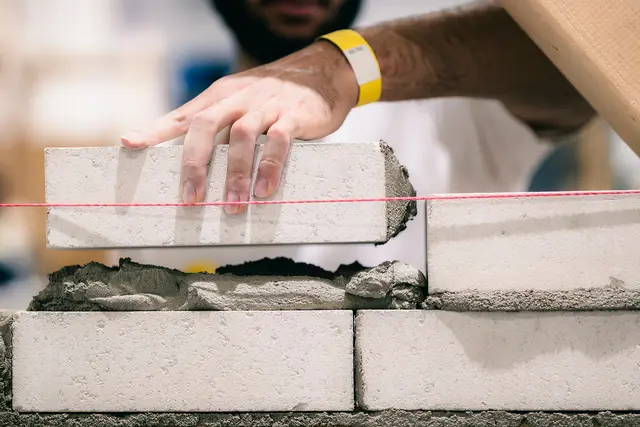 Aus Steinen werden Wohnungen: Maurer sind die Profis, die die Wohnungen in Köln bauen. Aber der Bau braucht Nachwuchs: Freie Ausbildungsplätze gibt es.  | Foto:  IG BAU /  Florian Göricke 