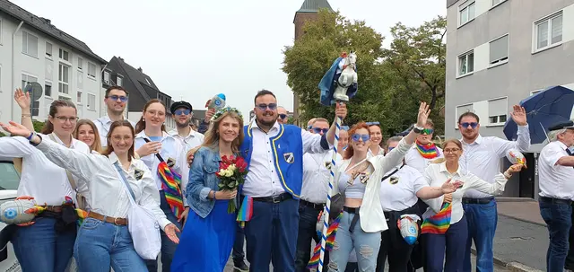 Traditionell führt die Fidelio-Jugend des Junggesellenvereins J.G.K. Fidelio Bürrig mit Zachäus und Maikönigin – hier Steffen Huntgeburth und Jana Skoruppa - den jecken Tross an. Foto: Gabi Knops-Feiler   