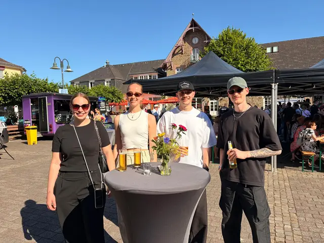 Mitorganisatorinnen  und  Mitorganisatoren  des Feierabendmarktes (.l.): Charlotte  Möller, Lena  König und Paul Schönfeld vom Stadtteilmanagement sowie Thimo Gerth (Stadtplaner, Stadt Overath). Foto: V. Kelling, Stadt Overath