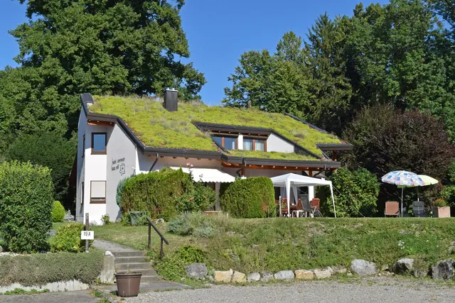 Dachbegrünungen tragen zum Klimaschutz bei: Sie binden CO2 in der Vegetation und helfen durch Energieeinsparungen, Emissionen zu senken. Foto: DJD/Bundesverband GebäudeGrün