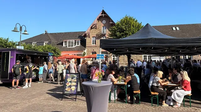 Beste Stimmung auf dem Feierabendmarkt. Foto: V. Kelling, Stadt Overath 
