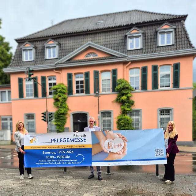 Freuen sich bereits auf die zweite Auflage der Rösrather Pflegemesse (v.l.): Wiebke Ravens von „Die Alltagsbegleiter“, Bürgermeister Yannick Steinbach und die Leiterin für die Bereiche Kultur, Ehrenamt, Inklusion und Senioren, Elke Günzel. Foto: Stadt Rösrath