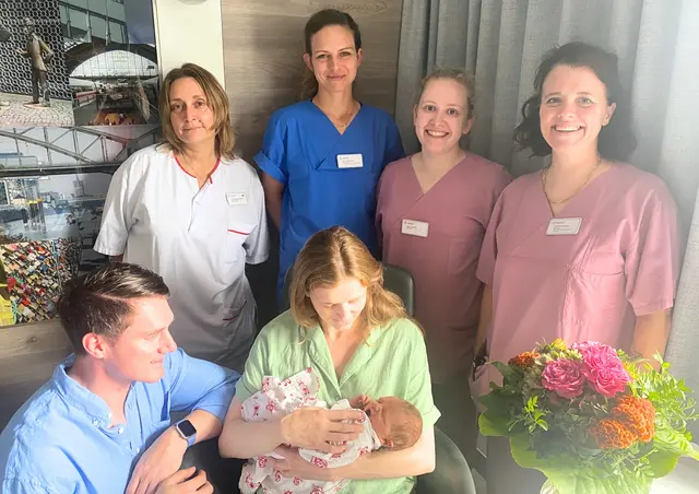 Der kleine Louis mit seinen Eltern und dem Team aus Kreißsaal und Wochenbett-Station
 | Foto: Cellitinnen-Krankenhaus Heilig Geist