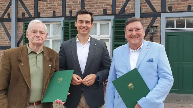 Bürgermeister Marcel Kreutz (M.) zeichnete Dr. Manfred Lenthe (l.) und Reinhard Blunck (r.) mit den Ehrennadeln der Stadt aus. Foto: Stadt Bergisch Gladbach