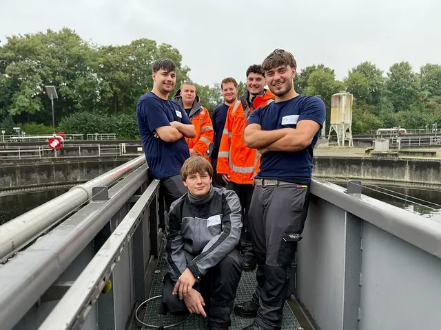 Hintere Reihe v.l.n.r.: Malik Gönen, Joel Berwing, Benjamin Peters, Agan Nesimi, Fabiano Caponigro; vordere Reihe: Florian Hostrup; (es fehlt eine Auszubildende).  | Foto: StEB Köln
