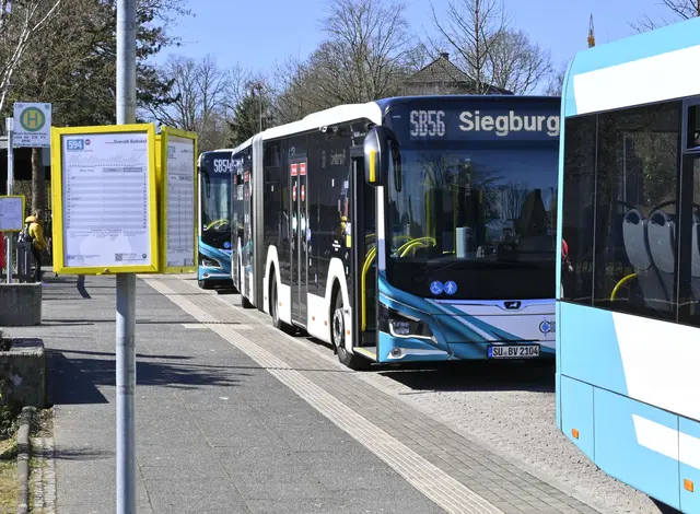 Die auf diesem Foto abgebildete Haltestelle „Much Schulzentrum“ wird in „Much Gesamtschule“ umbenannt. Bei den dort verkehrenden Linien gibt es ein paar wenige Änderungen. | Foto: REGIONALE 2025 Agentur