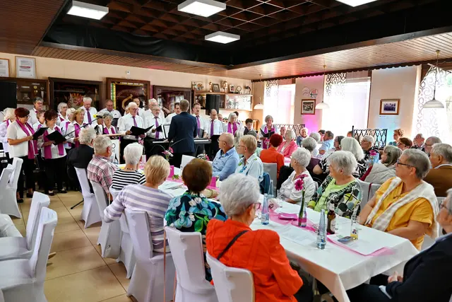 Beim aktuellen „Wohnzimmerkonzert“ des Eitorfer Gesangvereins war nicht nur Zuhören, sondern auch Mitsingen angesagt. | Foto: Herkenrath