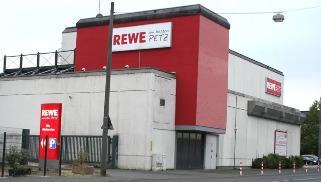 Diesen Markt an der Brückenstraße will Petz Rewe auf das Krewel-Areal verlagern. Das wäre auch interessant für die Mosaik-Grundschule. | Foto: Röhrig