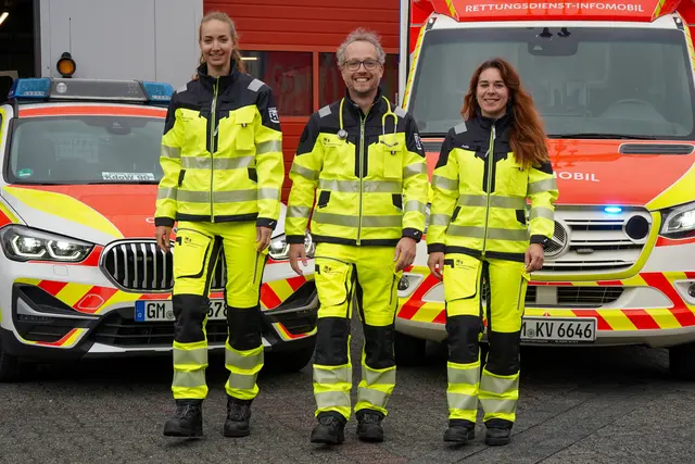 Rettungsdienst in der neuen Einsatzkleidung. | Foto: OBK