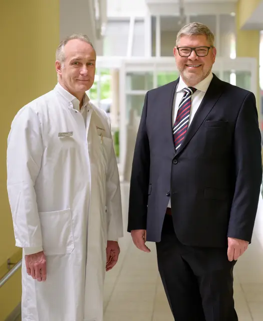 Das Foto zeigt diebeiden Geschäftsführer Prof. Dr. Axel Goßmann (links) und Daniel Dellmann.  | Foto: Kliniken Köln/Schmitz