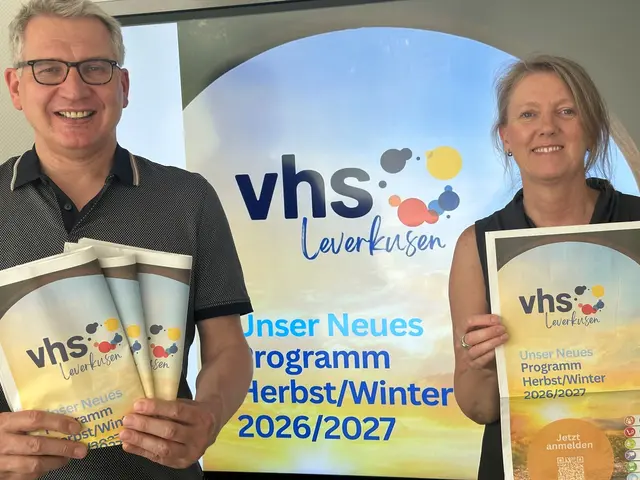 VHS-Leiter Dr. Günter Hinken und seine Stellvertreterin Uta Wagner präsentierten das neue Programm. Foto: VHS