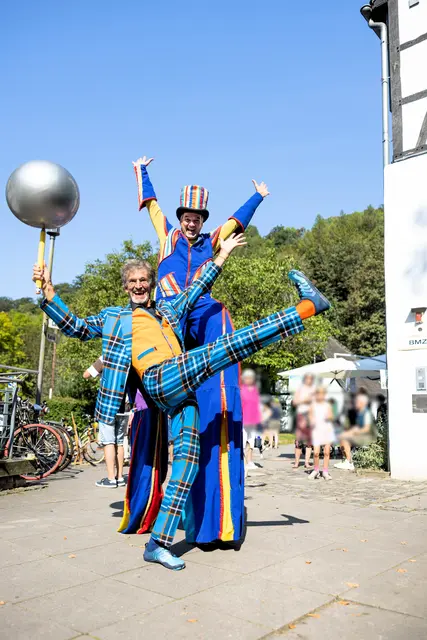 Chapeau Bas begeistern unter anderem mit Stelzen-Walkacts. Foto: LVR-Industriemuseum