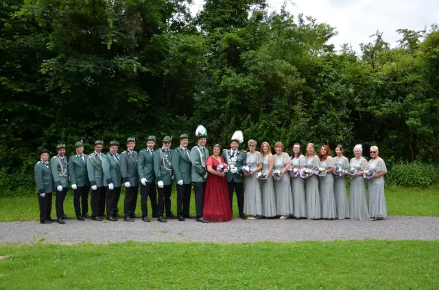 Der amtierende Hofstaat (v.l.): Norbert Jansen, Sven Holterhöfer, Peter Pasewald, Lambert Stöcker, Carsten Schorn, Stefan Hüllenhütter, Fabian Viertkötter, Frank Käding, Manfred Merbeck, Stefan Kroth, Melanie Otto, Markus Otto, Gisela Stöcker, Sabrina Vierkötter, Birgit Merbeck, Kathrin Pasewald, Anne Rhode- Hüllenhütter, Manuela Holterhöfer, Nadine Kroth, Marlene  Flottmann, Andrea Schmitt (es fehlt Veronique Schorn). Foto: Lydia Rhode