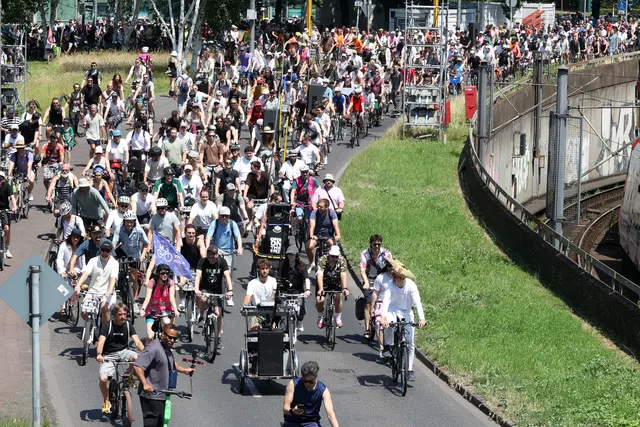 Im Rahmen der Fahrraddemo "Sternfahrt Köln" wurde im Juni ein großer Fahrrad-Rave in der Innenstadt veranstaltet.  | Foto: Martina Goyert