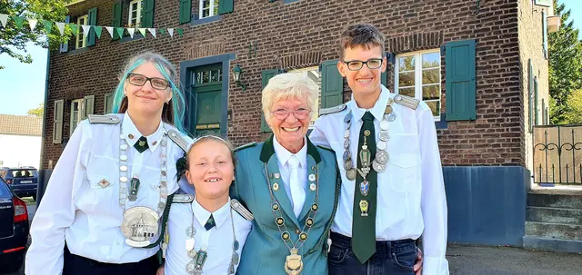 Bei den Rheindorfer St. Sebastianus Schützen blieb die Suche nach einem Schützenkönig im Vorjahr erfolglos. Immerhin wurde mit Ulrike Schumacher (M.) eine Hutkönigin gefunden. Foto: Gabi Knops-Feiler 