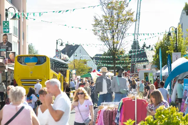 Shoppen und Stöbern, Schnäppchen machen und Leute treffen – das Rösrather Stadtfest lockt aus vielen Gründen. Foto/ Archiv: Axel König