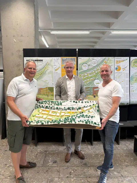 Bürgermeister Yannick Steinbach mit Dr. Gereon Sommerhäuser (l.) und Andreas Nettesheim (r.) von der Haus Staade GmbH bei der Sichtung der studentischen Entwürfe für das zu entwickelnde Areal. Foto: Stadt Rösrath