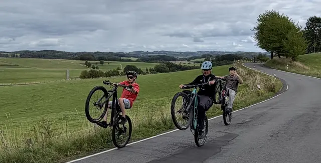 Im beinahe ständigen Wheelie-Modus unterwegs auf der 16 Kilometer langen Strecke waren die drei jugendlichen Freunde Timon, Oskar und Mika. Mit sichtlichem Spaß meisterten sie die Runde. | Foto: Karin Rechenberger
