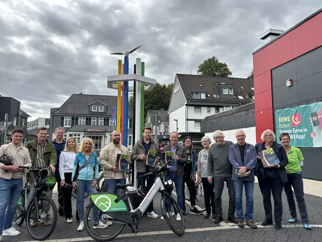 Offizieller Auftakt für „Art &amp; Bike“: Die Eröffnungstour startet an der Friedens-Stele in Hückeswagen und führt an ausgewählten Kunstwerten vorbei nach Wermelskirchen. (v.l.): Maximilian Wildschütz (Amt für Liegenschaftskataster und Geoinformation RBK), Jens Eichner (Naturpark Bergisches Land), Steffen Müller (OBK), Ines Bütow (Radregion Rheinland), Gabi Wilhelm (Das Bergische), Mario Moritz (Bürgermeister Hückeswagen), Arne von Bötticher (Landrat RBK), Klaus Grootens (Landrat OBK), Nicole Elsenbach (Grafik und Design), Ehepaar Guski (Künstler), Michael Dangel (Kulturverein Wermelskirchen), Silke Engel (Kulturamt OBK) und Heike Rösner (Stadt Hückeswagen). Foto Lisa Rettler/ Das Bergische