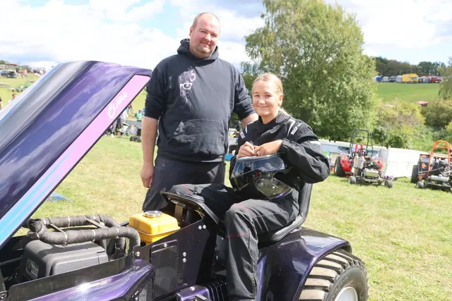 Clara Block auf ihrem Rasentraktor mit Vater Claus  | Foto: Michael Kupper