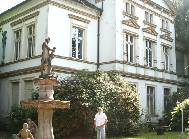 Die Villa, in der früher vor allem Verwaltung und Büros des Kupferbetriebes untergebracht waren, will Schröder als erstes sanieren lassen.  | Foto: Harald Röhrig