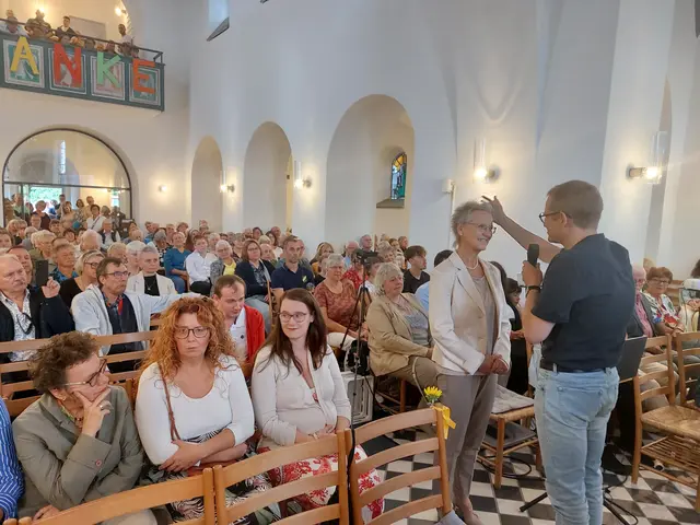 Pfarrerin Dorle Böttcher geht nach 22 Jahren in Leuscheid in den Ruhestand und bleibt dort wohnen. Ihr Rosbacher Kollege, Pfarrer Oliver Cremer gibt ihr seinen Segen mit auf den Weg.  | Foto: Schmidt