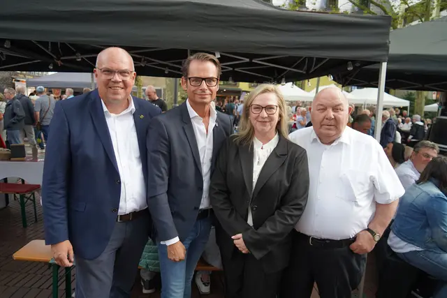 Eine Handvoll Bürgermeister: (v.l.n.r.) Bürgermeister Uwe Tietz, Kapfenbergs Bürgermeister Matthäus Bachernegg, die ehemalige Bürgermeisterin Susanne Stupp und der ehemalige Bürgermeister Hans-Willi Meier feierten gemeinsam auf dem Stadtfest.  | Foto: Stadt Frechen
