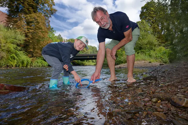 Moritz und Ulrich finden viele kleine Wassertiere in der Wupper. Foto: Hans-Martin Kochanek
