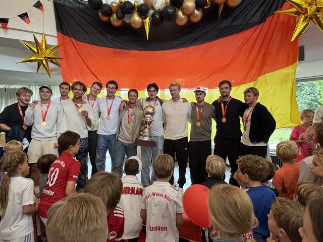 Ein Großteil der Hockey-Nationalmannschaft ließ nach dem Gewinn des WM-Titels am Montag bei Rot-Weiss Köln feiern.  | Foto: Büge