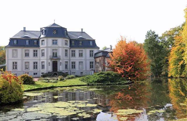 Der äußere Anschein trügt: die Fassade des barocken Wasserschlosses wurde schon einmal renoviert, allerdings sind im Schloss noch erhebliche Schäden vorhanden, die nach den tagebaubedingten Grundwasserabsenkungen entstanden sind. | Foto: Zingsheim
