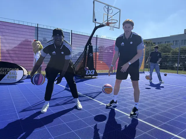 Isaac Bonga und David Krämer haben den Platz eröffnet.  | Foto: Büge