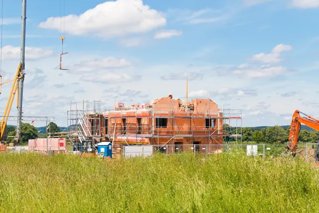 Bauverträge sind die Grundlage für die Errichtung eines Eigenheims. Sie sollten vor der Unterschrift gründlich durchleuchtet werden. Foto: DJD/Bauherren-Schutzbund/Getty Images/Wilfried Besler