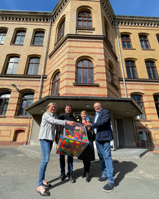 Einladung zum Aktionstag: (von links): Silke Welter (Erziehungshilfe gGmbH), Holger Hansen (vhs rhein-sieg), Superintendentin Almut van Niekerk (Evangelischer Kirchenkreis An Sieg und Rhein) und Markus Kühn (SKM Rhein-Sieg) mit einem der Demokratie-Würfel, die beim "Tag der Demokratie" am 12. September zum Einsatz kommen. | Foto: Bündnis für Demokratie und Vielfalt