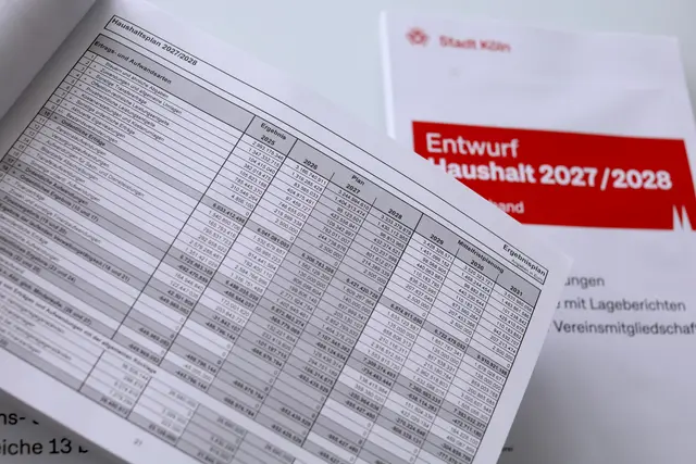 Der ausgedruckte Entwurf für den Haushalt 2027/2028 für die Stadt.  | Foto: Arton Krasniqi