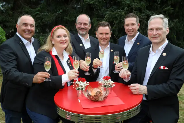 Anstoßen auf das neue Dreigestirn (v.l.) Frank Mehren, Prinzenführer Große Gladbacher KG; Jungfrau Cathrin (Buchholz); Alexander Pfister, Präsident Große Gladbacher KG; Prinz Oliver I. (Cella); Frank Haag, 1. Vorsitzender Große Gladbacher KG und Bauer Marcus (Schönenbröcher). Foto: Guido Wagner