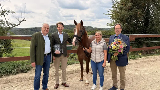 Preis überreicht (v.l.): Rainer Deppe, Arne von Boetticher, Daniela Odenthal  und Peter Lautz. Foto: Rhein-Berg