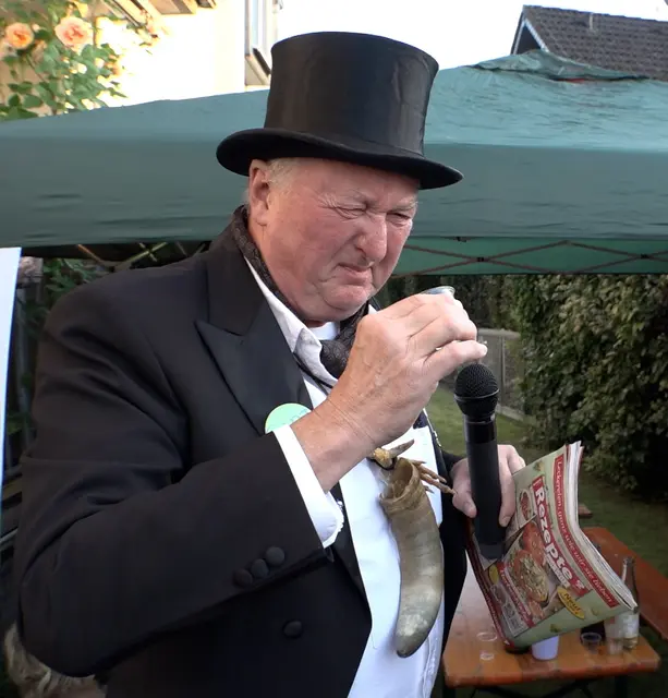Der „Zachäus“ dient beim Hahneköppen als symbolischer Kirmespatron und Sündenbock. Zu Beginn wird er feierlich ausgegraben. Die Zeremonie übernimmt Ralf Teitscheid (Foto). Ist die Kirmes vorbei hat der Strohmann seine Pflicht getan und wird oft unter großem Klagen verbrannt. Foto: Veranstalter