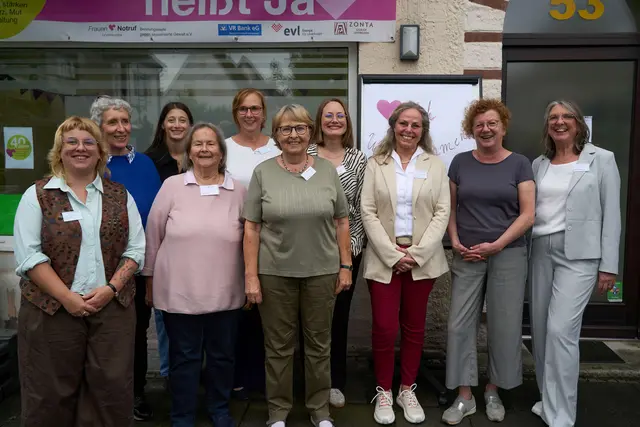 Das Haupt- und ehrenamtliche Team der Beratungsstelle gegen sexualisierte Gewalt e.V. – Frauennotruf Leverkusen. Foto: M. Laas